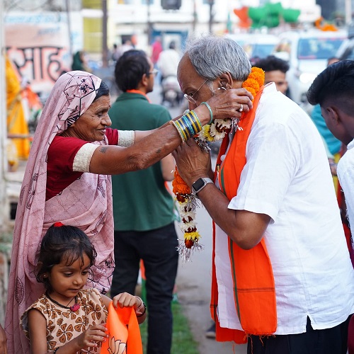  रायपुर को देश के विकसित शहरों की सूची में शामिल करने के संकल्प के साथ पूर्व मंत्री बृजमोहन अग्रवाल सोमवार को एक बार फिर रायपुर दक्षिण की सड़कों पर उतरे और जनता से संपर्क किया