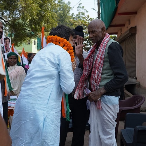  जनसंपर्क अभियान में पूरी ताकत झोंक रहे प्रत्याशी मुकेश चंद्राकर, कांग्रेस पार्टी की घोषणाएं से लोगों को कराया अवगत